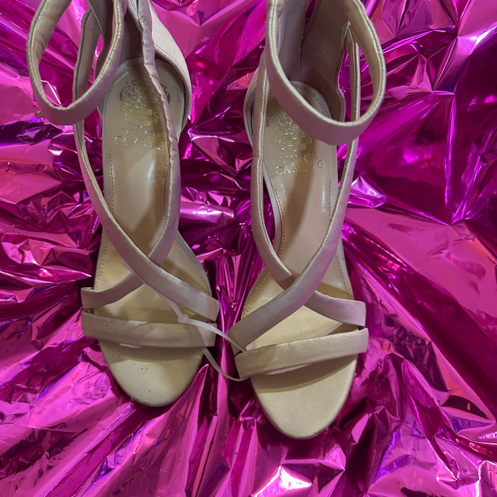 Vince Camuto Stilettos 4 in heels newl with back zipper in Beige sz 7.5